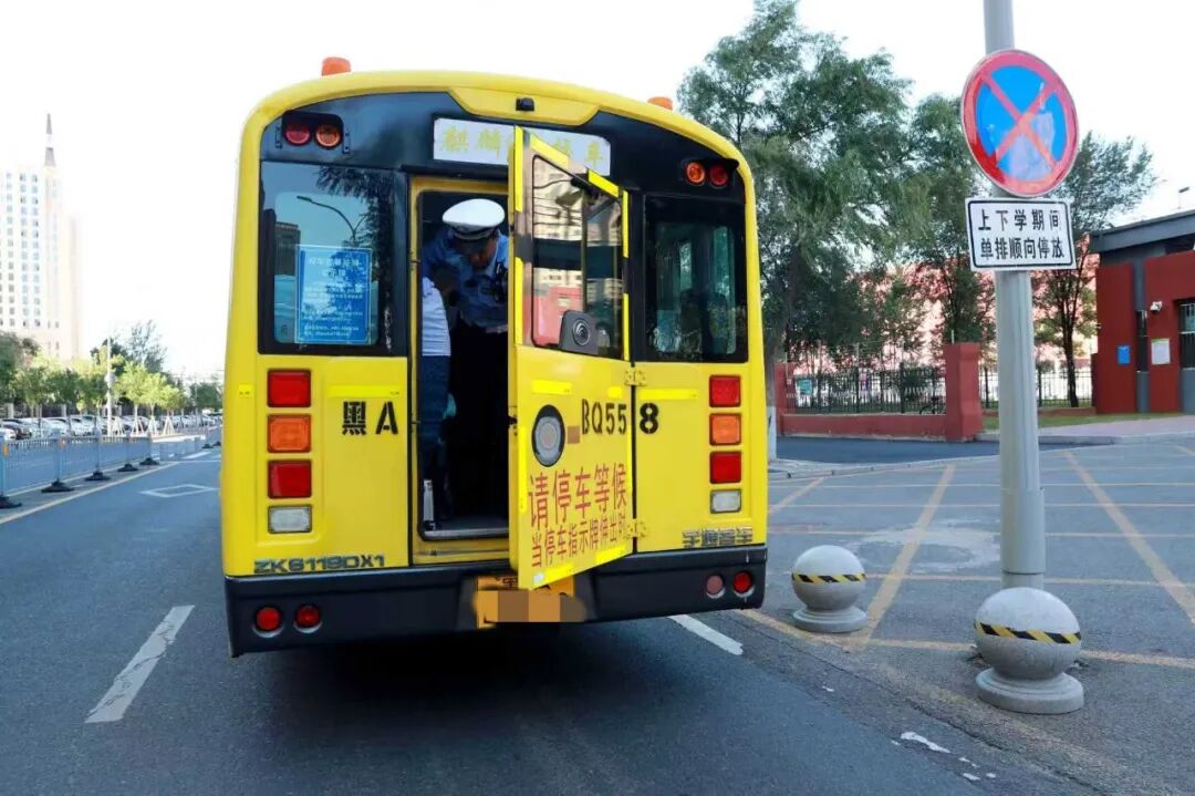 全面排查除隱患 擰緊校車“安全閥”——冰城交管部門深入開展校車安全檢查工作 圖片
