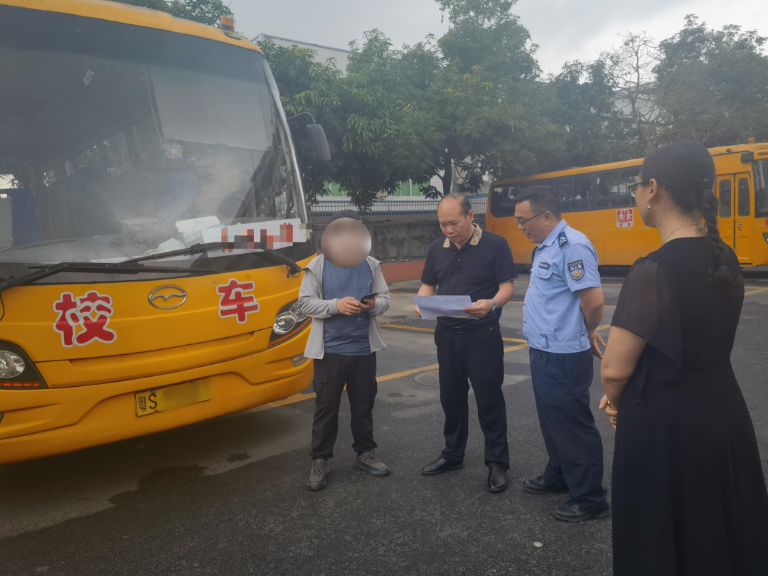 頂風(fēng)作案！“過期”校車偷摸上路接送學(xué)生，東莞交警：罰款2萬元…