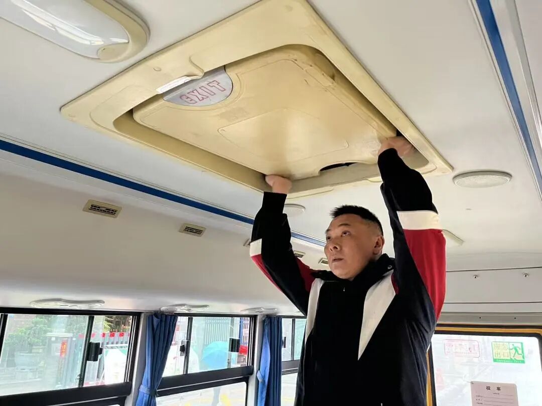 平安乘車 安全“童”行——射洪七幼校車安全應急演練 平安乘車 安全“童”行——射洪七幼校車安全應急演練