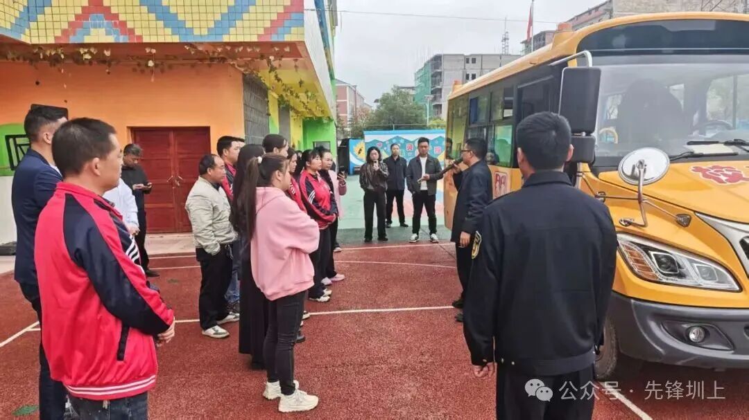 筑牢安全防線(xiàn) 守護(hù)童心出行——圳上鎮(zhèn)開(kāi)展校車(chē)安全應(yīng)急演練 筑牢安全防線(xiàn) 守護(hù)童心出行——圳上鎮(zhèn)開(kāi)展校車(chē)安全應(yīng)急演練