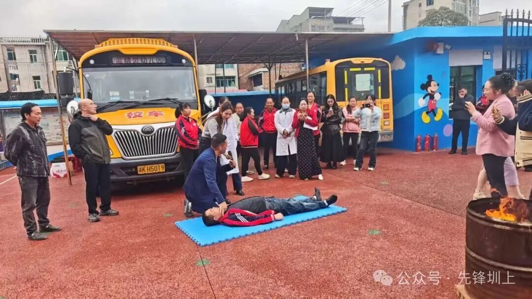 筑牢安全防線(xiàn) 守護(hù)童心出行——圳上鎮(zhèn)開(kāi)展校車(chē)安全應(yīng)急演練 筑牢安全防線(xiàn) 守護(hù)童心出行——圳上鎮(zhèn)開(kāi)展校車(chē)安全應(yīng)急演練