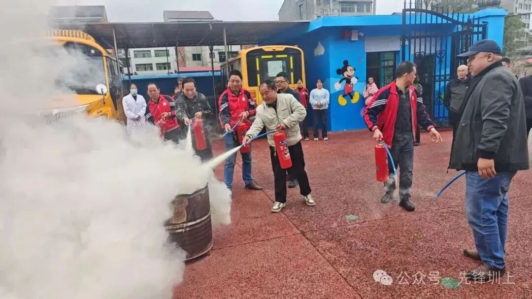 筑牢安全防線(xiàn) 守護(hù)童心出行——圳上鎮(zhèn)開(kāi)展校車(chē)安全應(yīng)急演練 筑牢安全防線(xiàn) 守護(hù)童心出行——圳上鎮(zhèn)開(kāi)展校車(chē)安全應(yīng)急演練