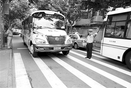 “長鼻子”校車緩緩駛近愛菊小學。 本報記者 葉辰亮攝