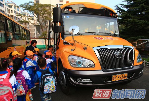 山東榮成:青山小學(xué)有“大鼻子”校車 山東榮成:青山小學(xué)有“大鼻子”校車