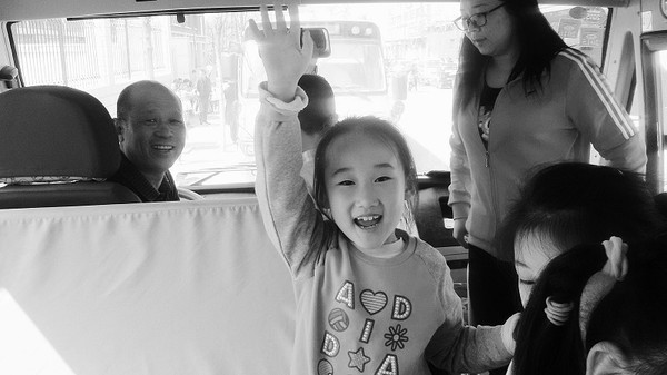 3、秦志剛和孩子們在一起