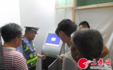 陜西省大荔大隊(duì)羌白中隊(duì)開展校車安全座談會(huì)暨警營(yíng)開放日活動(dòng)