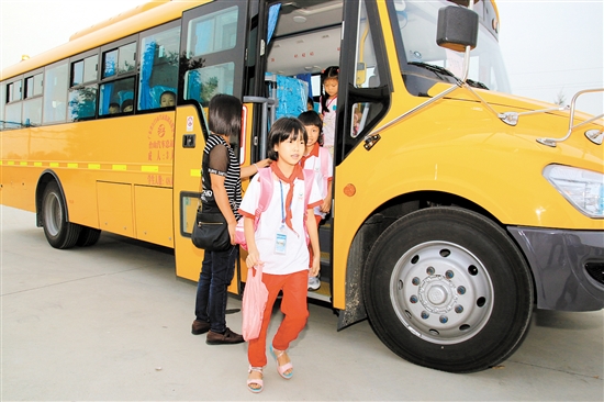 每年投入營運(yùn)費(fèi)用達(dá)1710多萬元,臺(tái)山校車服務(wù)經(jīng)驗(yàn)在全省推廣 每年投入營運(yùn)費(fèi)用達(dá)1710多萬元校車服務(wù)臺(tái)山經(jīng)驗(yàn)在全省推廣 中國財(cái)經(jīng)界 www.qbjrxs.com