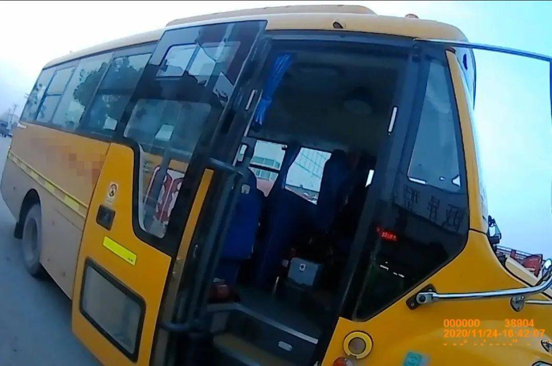 “黑校車”超員 文安交警依法處罰！