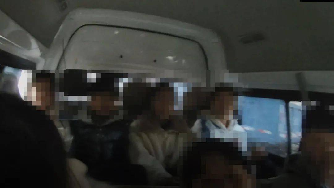 “黑校車”超員 文安交警依法處罰！