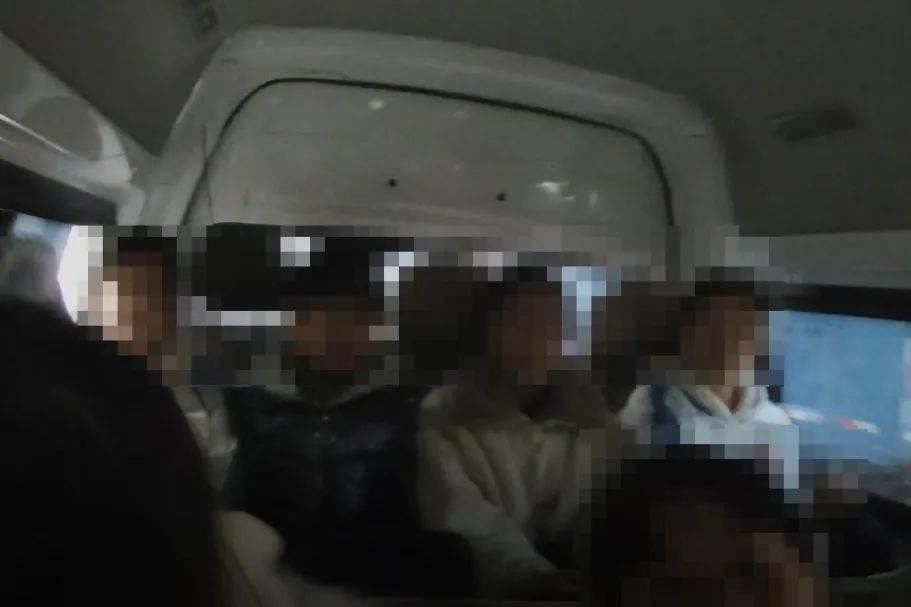 “黑校車”超員 文安交警依法處罰！