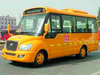 大鼻王”校車來到幼兒園(圖)